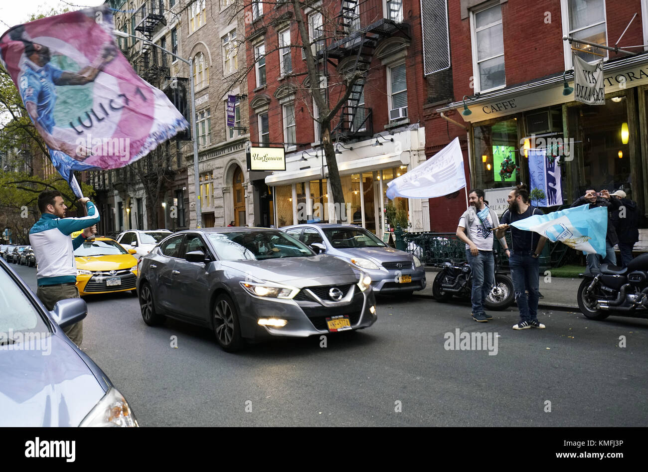Persone di un bar italiano che festeggiano la vittoria della loro squadra di calcio sulla strada di East Village a Manhattan.New York City.USA Foto Stock