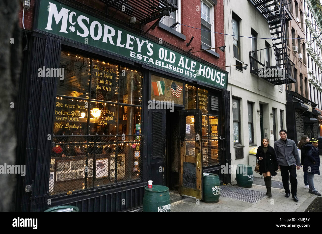 Vista esterna della Old Ale House di McSorley. Uno dei pub piu' vecchi di New York City.East Village.Manhattan.New York City.USA Foto Stock