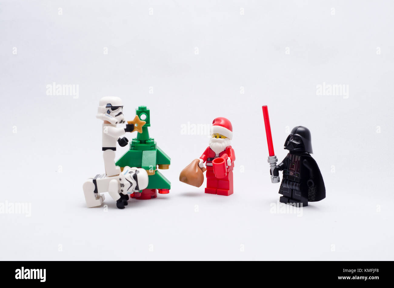 Malaysia, 25 novembre 2017. babbo natale e dart fader che guardano i soldati della tempesta decorano l'albero di natale. Le minifigure LEGO sono prodotte dalla Lego. Foto Stock