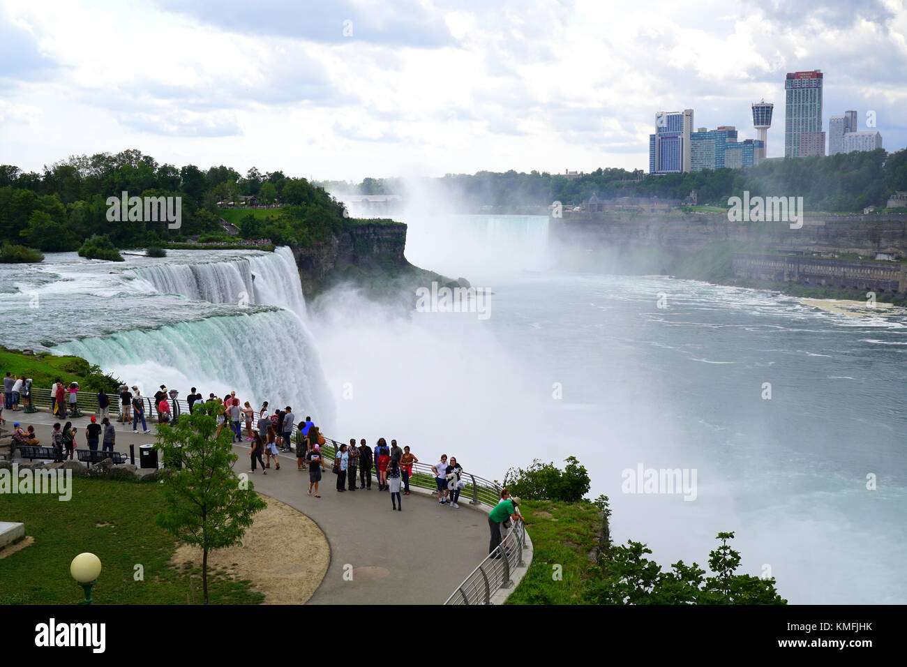 Visitatori (turisti) visualizzazione della Scenic Cascate del Niagara da parte degli Stati Uniti, New York, Stati Uniti d'America Foto Stock