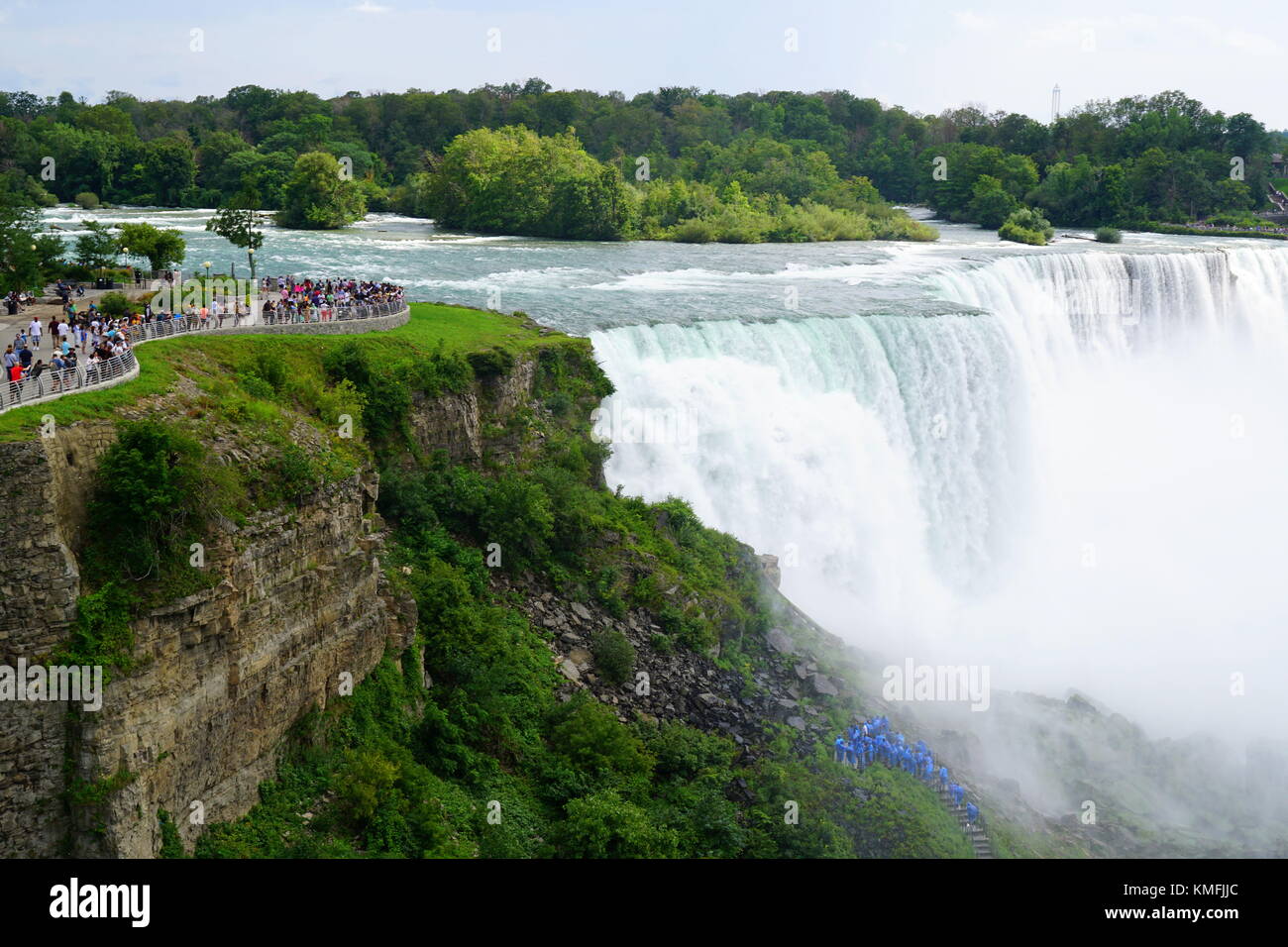 Visitatori (turisti) visualizzazione della Scenic Cascate del Niagara da parte degli Stati Uniti, New York, Stati Uniti d'America Foto Stock