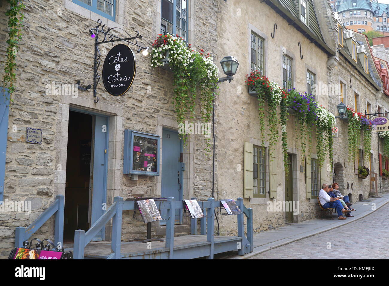 Piante colorate a cascata verso il basso le pareti in ciottoli nel Petit-Champlain Historic District (Quartier du Petit), Old Quebec City, QC, Canada Foto Stock