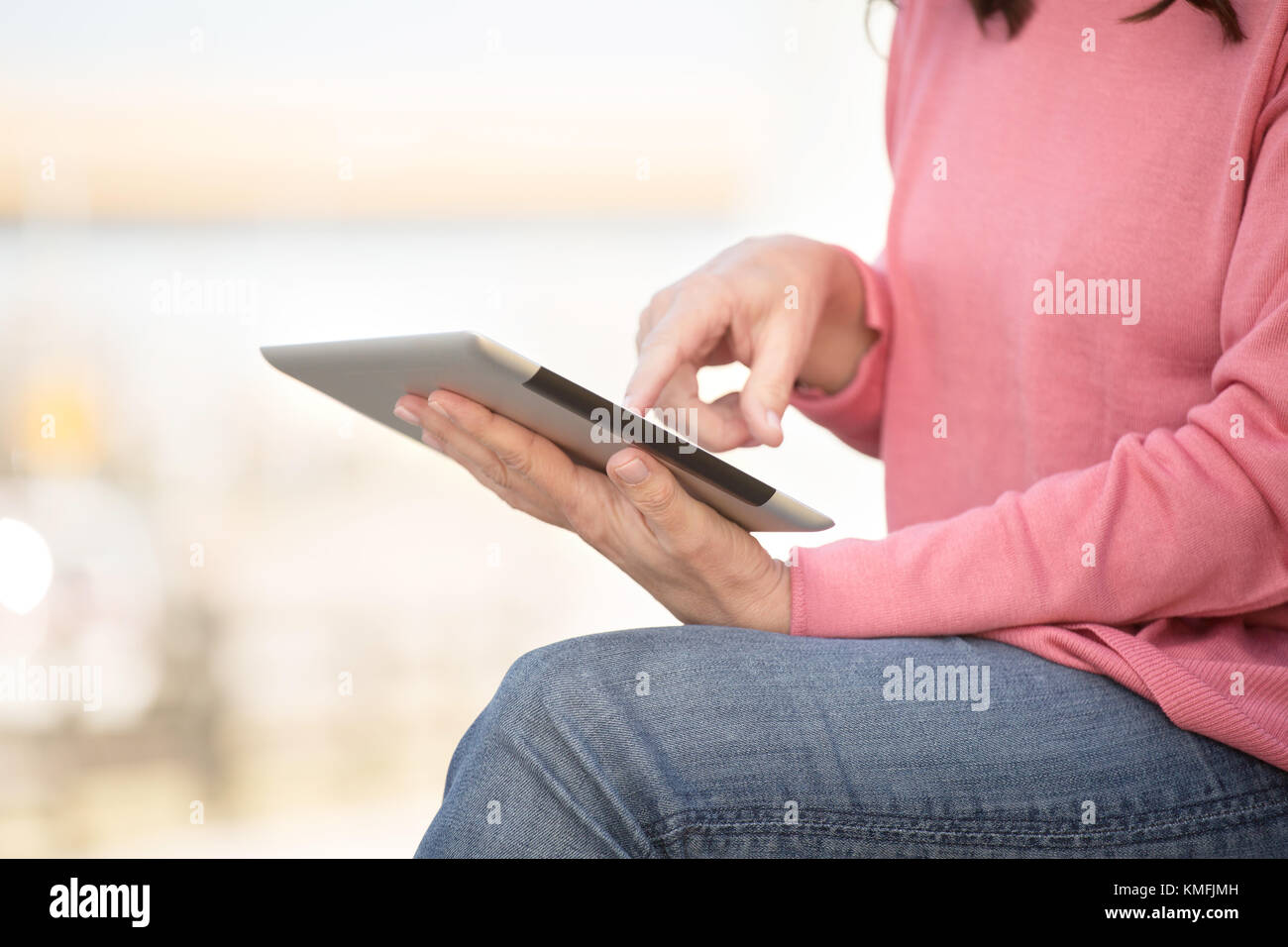 Donna digitando su un tablet. Foto Stock
