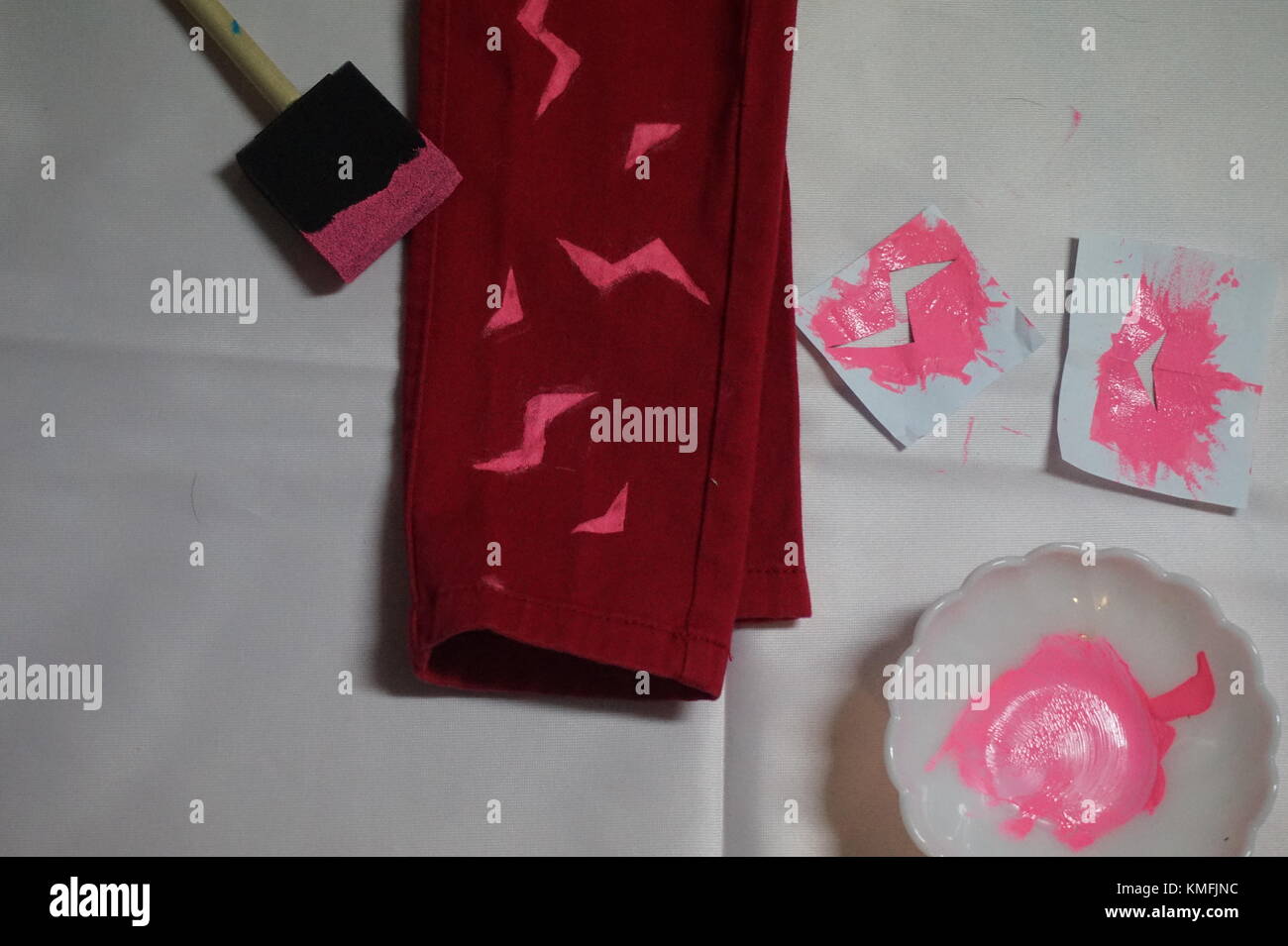 Progetto DIY pantaloni di vernice Foto Stock