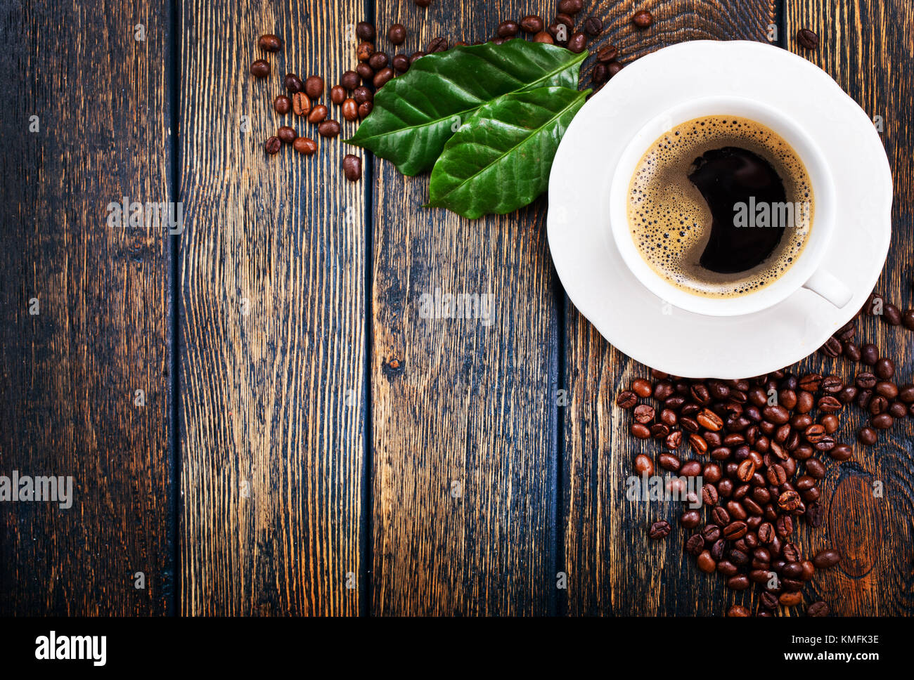Sfondo di caffè, caffè su un tavolo, copiare lo spazio per il tuo testo. Foto Stock