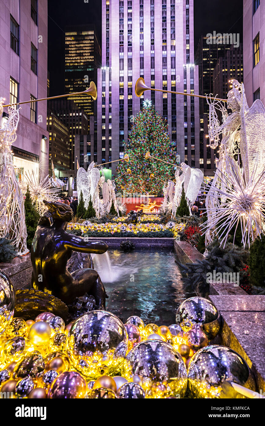Albero di Natale e le decorazioni di Natale al Rockefeller Center di New York City Foto Stock