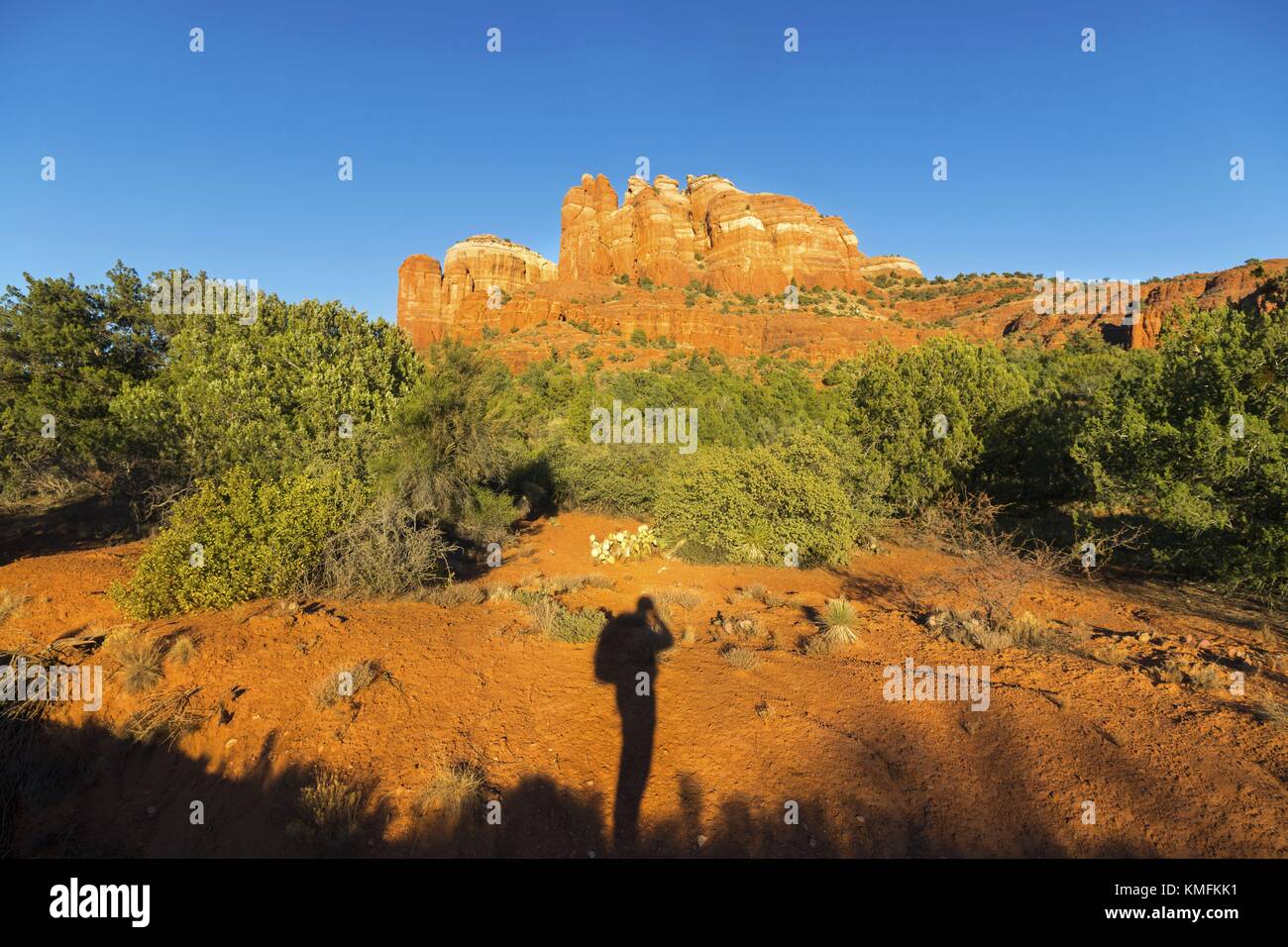 Formazione di roccia della Cattedrale, famoso vortice di Sedona Arizona. Panoramica soleggiata giorno Paesaggio deserto Escursioni nel sud degli Stati Uniti Foto Stock