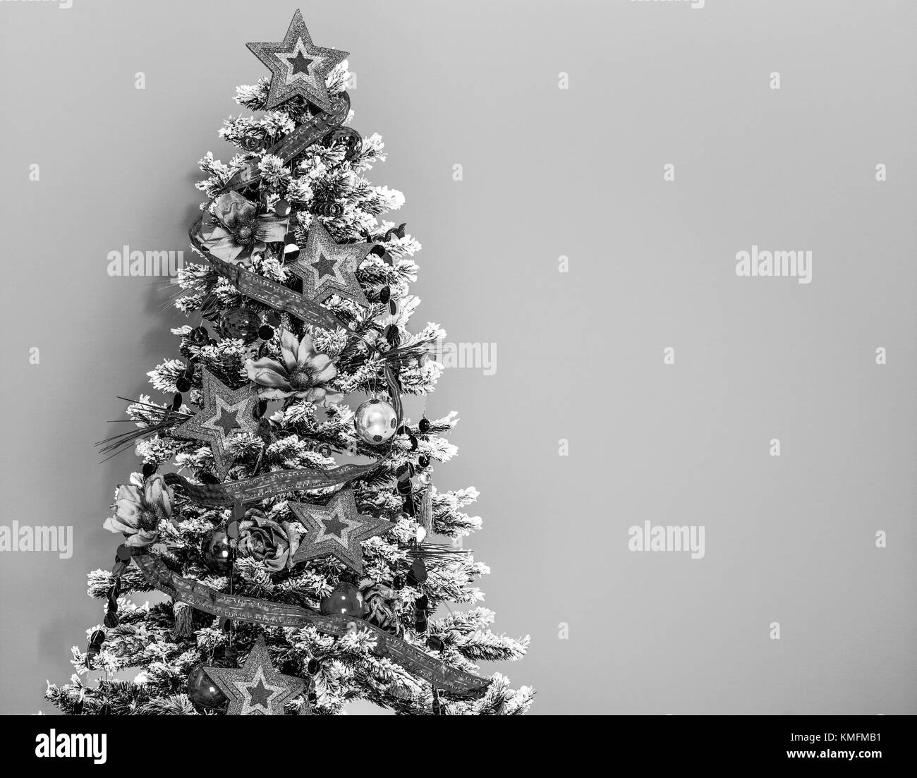 Stagione festiva. colorato albero di Natale isolato su sfondo giallo Foto Stock
