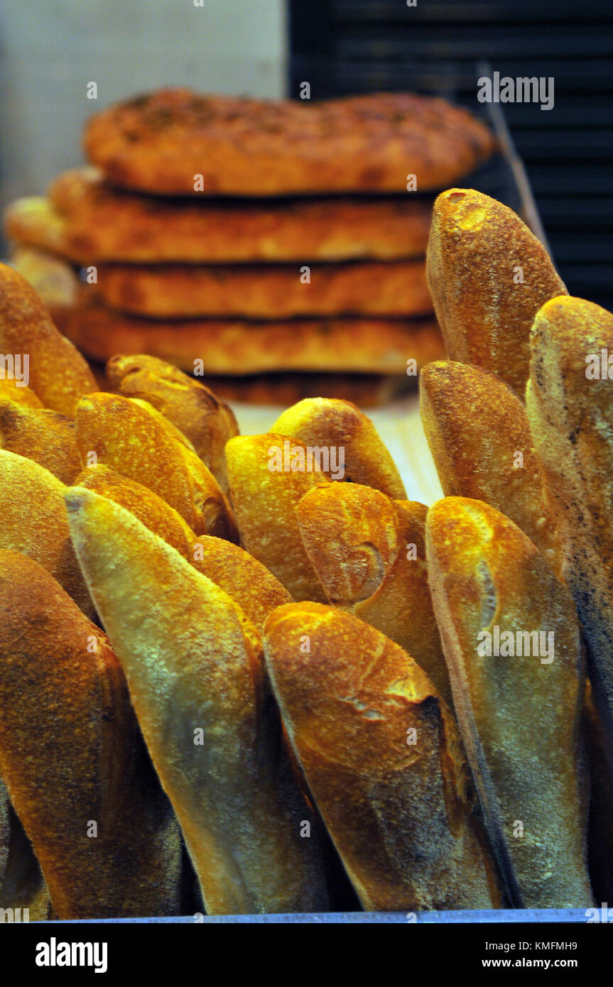 Pane appena sfornato baguette in una panetteria nel mercato di Borough, Southwark, Londra London Bridge. il pane e i panini appena sfornati locale per ristoranti e negozi. Bagel Foto Stock