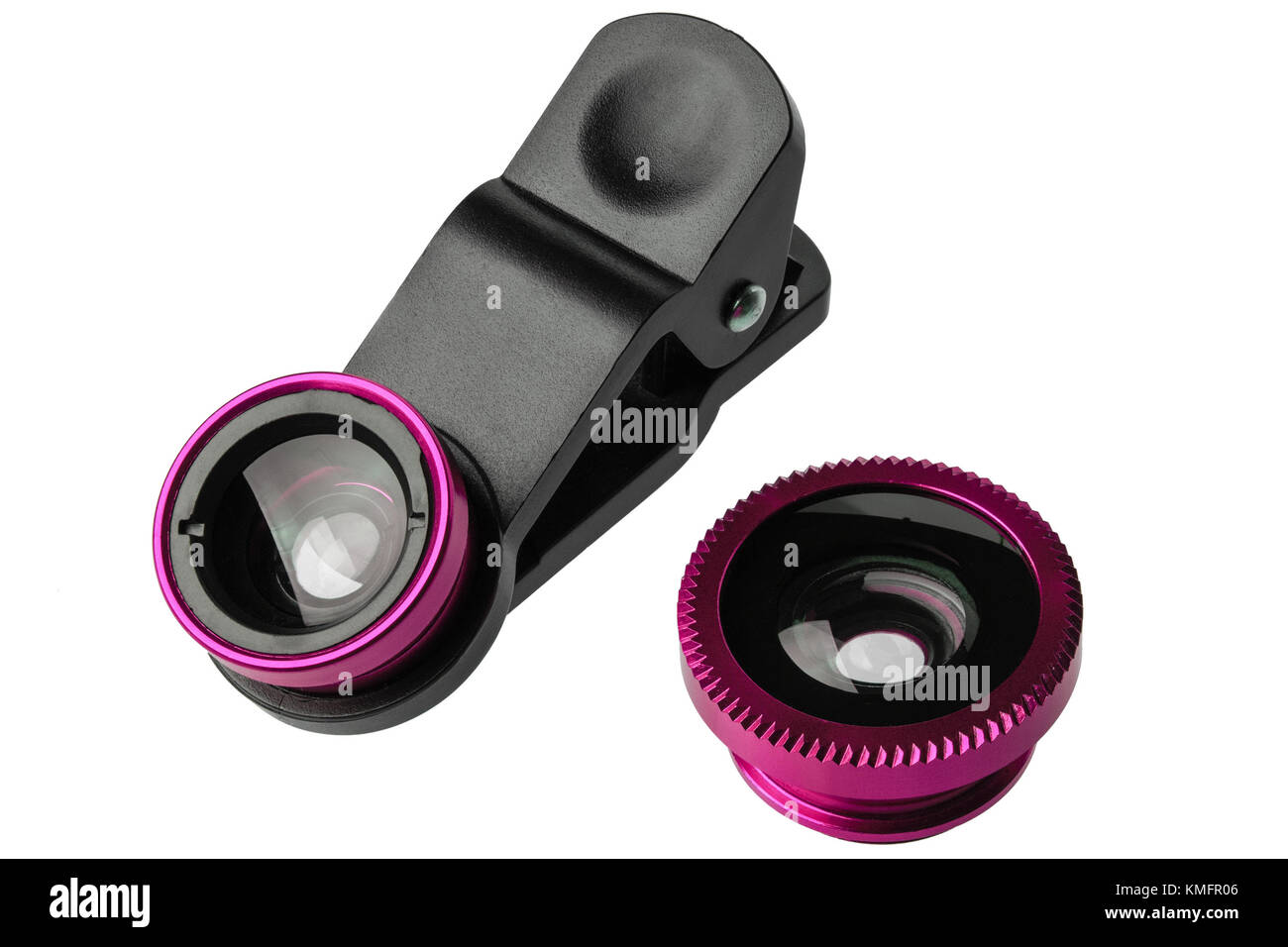 Clip universale lente per telefono cellulare fotocamera con obiettivo grandangolare e lenti macro isolati su sfondo bianco. la lente sono rosa. Foto Stock