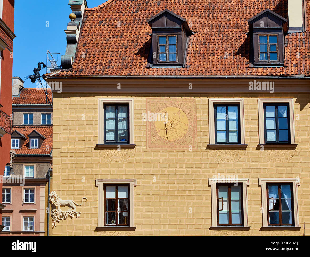 Orologio solare su una delle facciate di un vecchio edificio nel centro storico del centro di Varsavia, Polonia Foto Stock