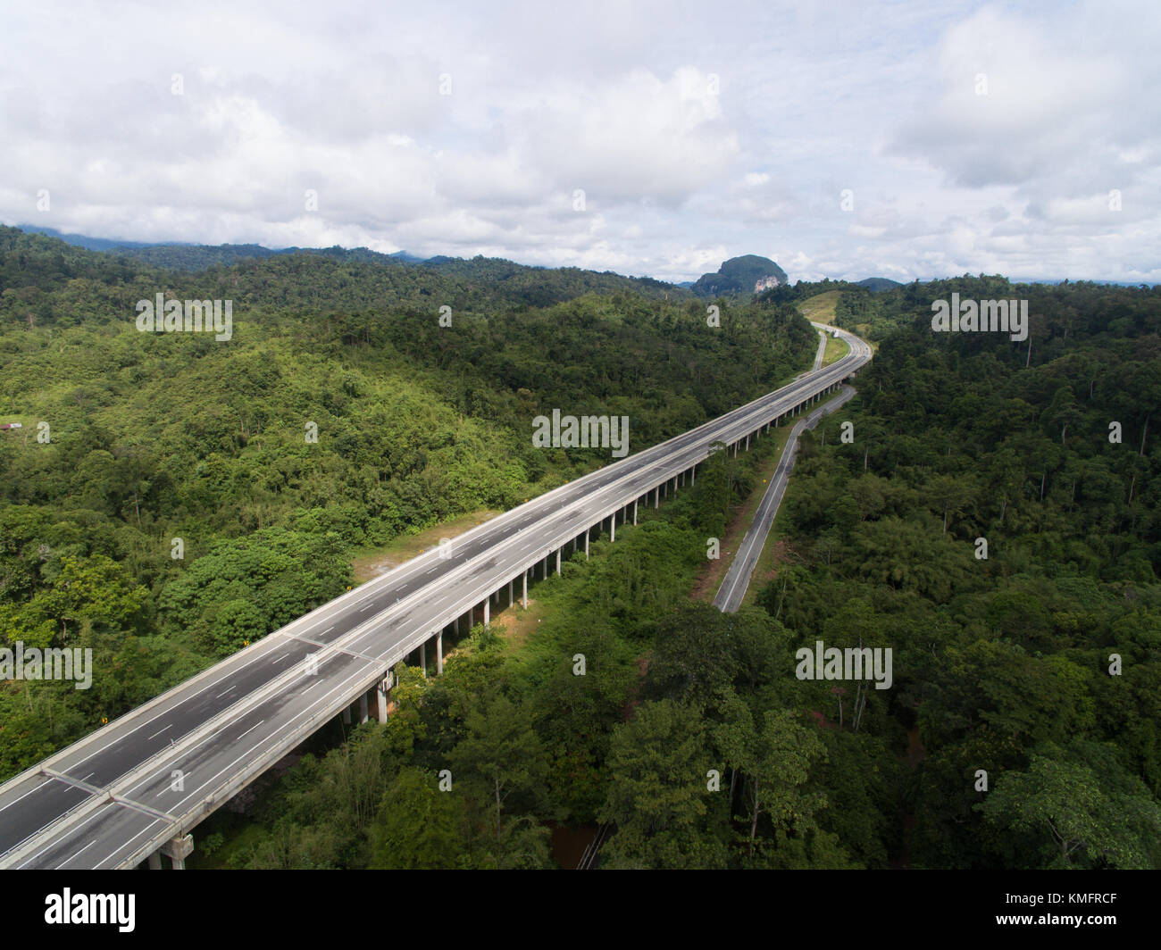 Vista aerea del dorso centrale su strada ( RSI autostrada ) situato a Kuala lipis, Pahang, Malaysia. è una nuova autostrada in costruzione nel centro di penin Foto Stock