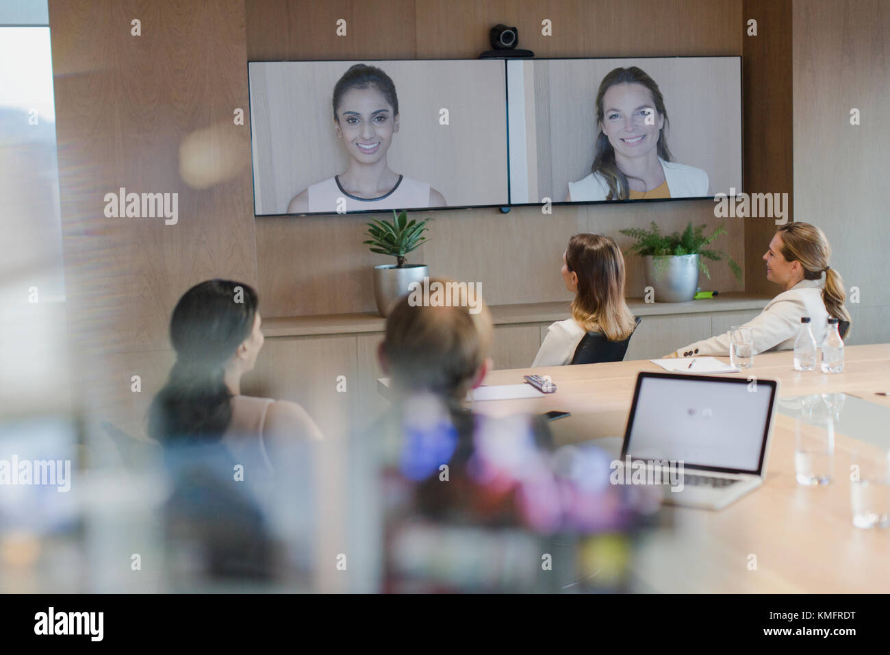 La gente di affari di parlare sul monitor in video conferenza Foto Stock