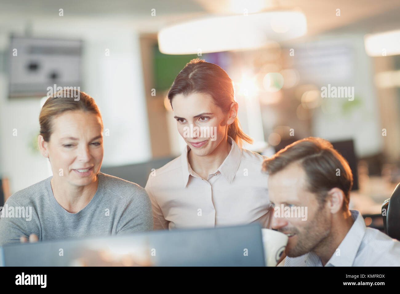 La gente di affari lavorando al computer in ufficio Foto Stock