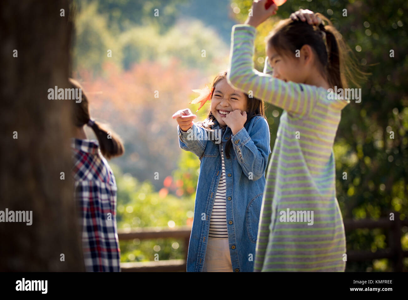 Giapponese fogliame di autunno e bambini Foto Stock