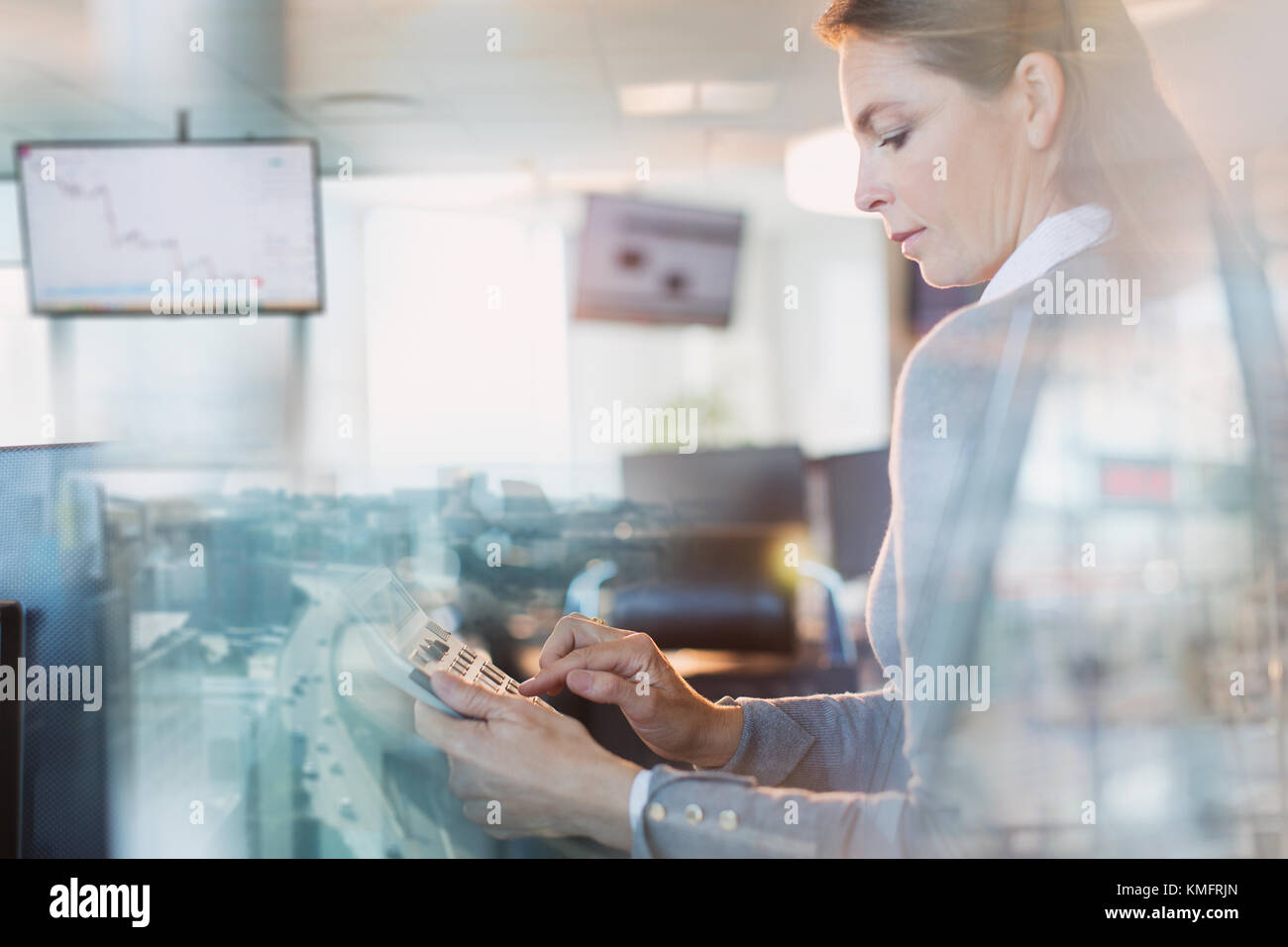 Imprenditrice utilizzando la calcolatrice in office Foto Stock