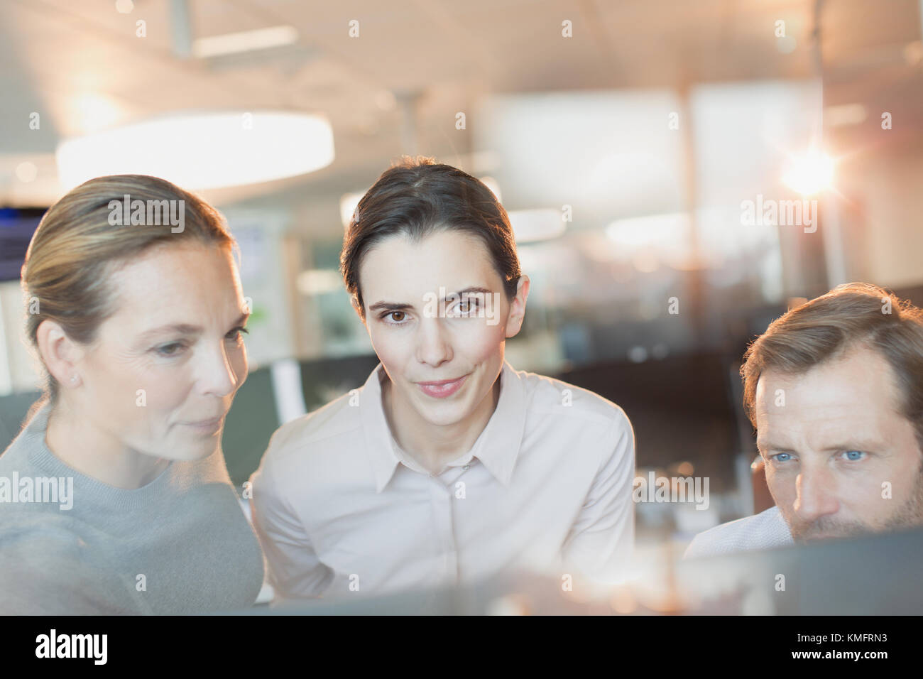 La gente di affari incontro al computer in ufficio Foto Stock