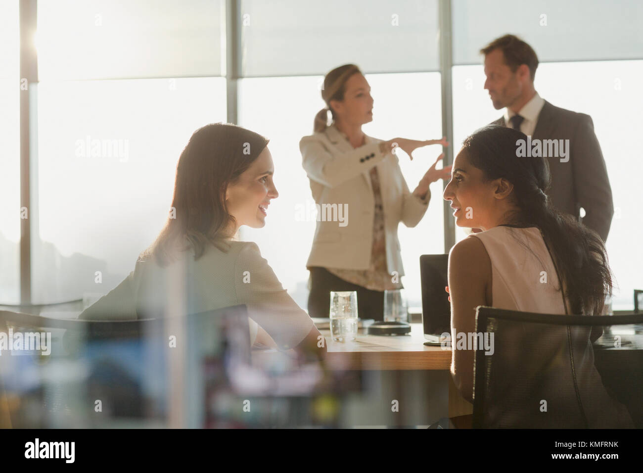 La gente di affari di parlare nella sala conferenza incontro Foto Stock