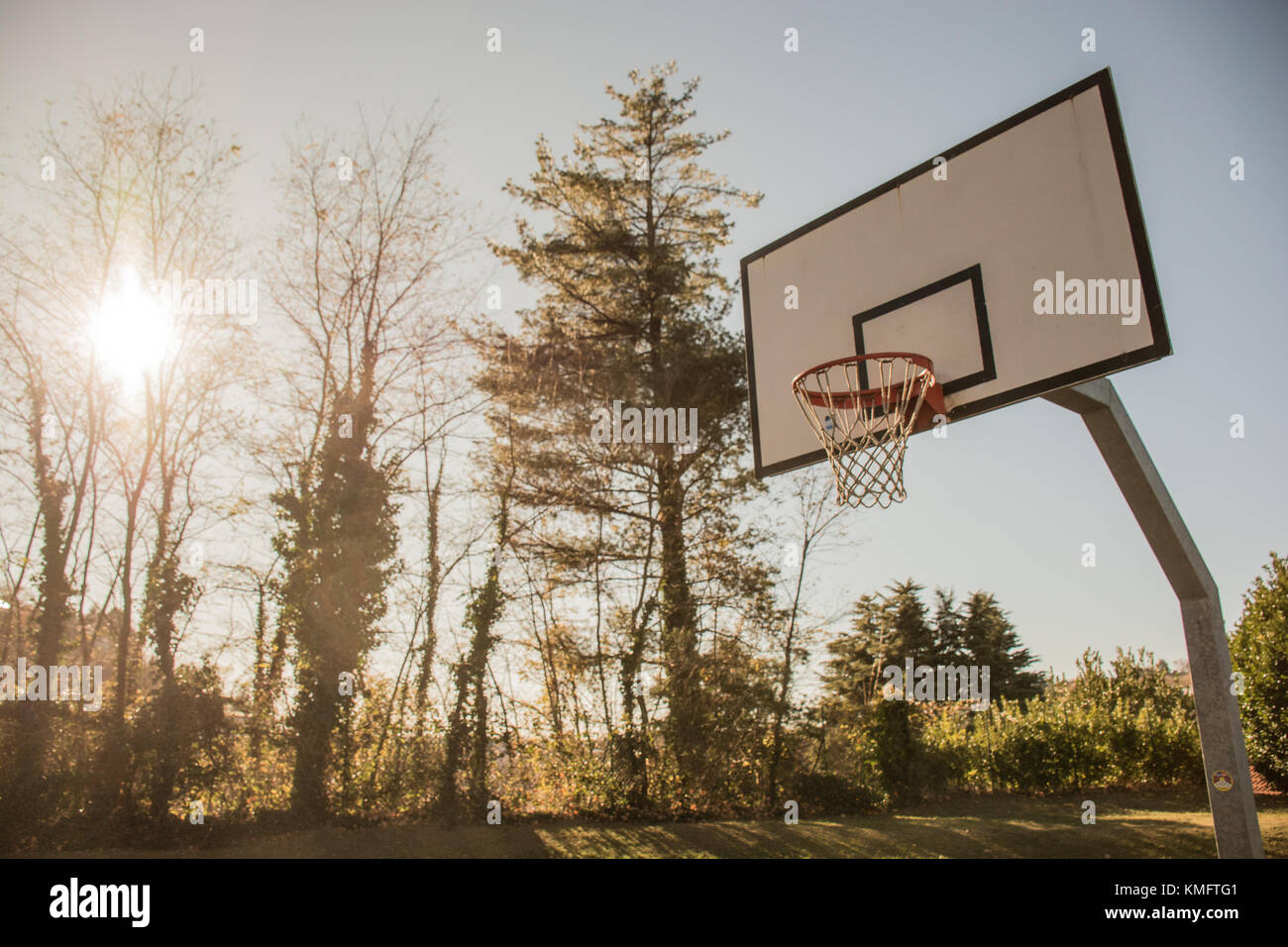 Cornice di basket in un parco giochi corte Foto Stock