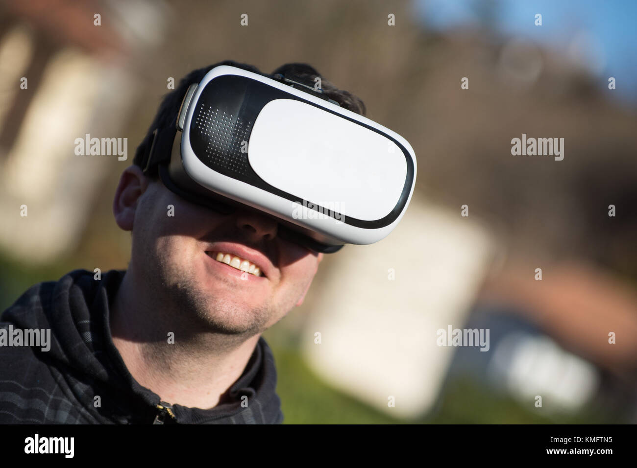 Giovane uomo caucasico utilizzando virtual box per realtà virtuale Foto Stock