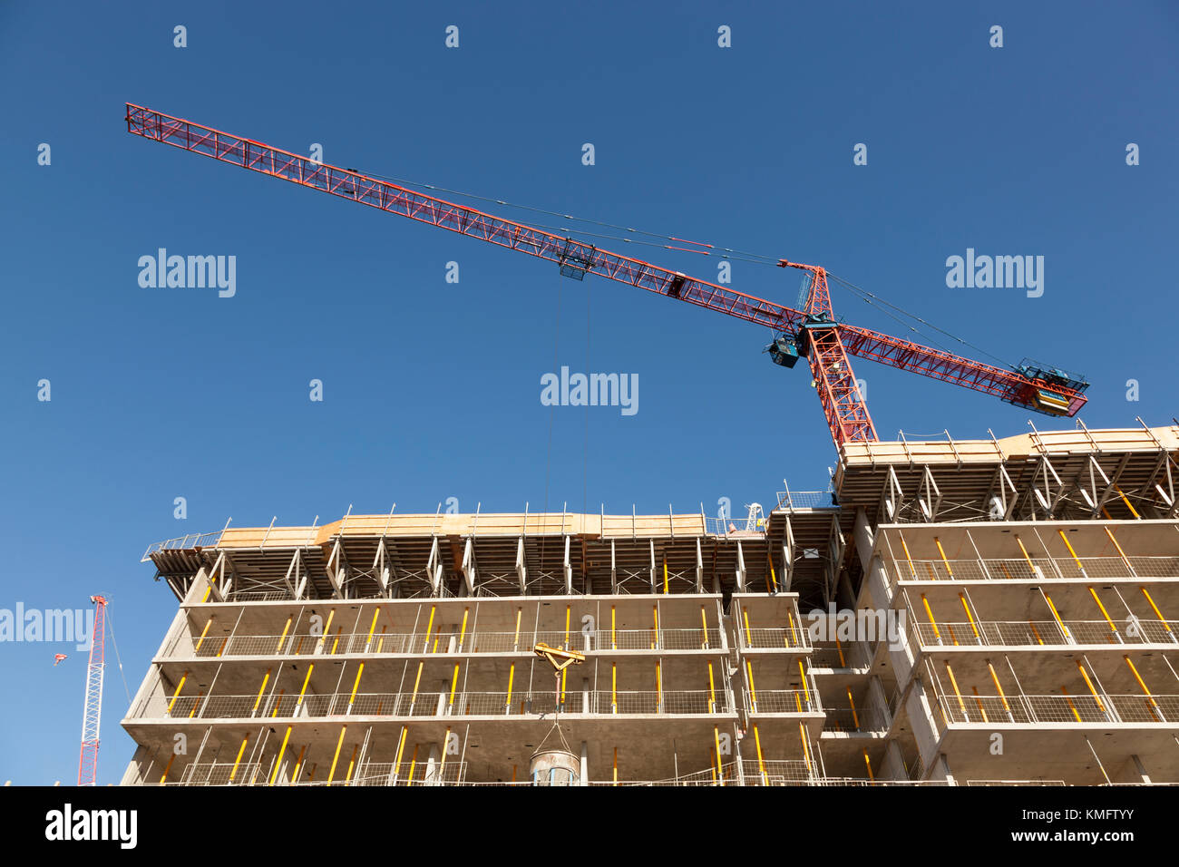 Lo sviluppo di un nuovo edificio di appartamenti. lavori di costruzione con una gru. Foto Stock