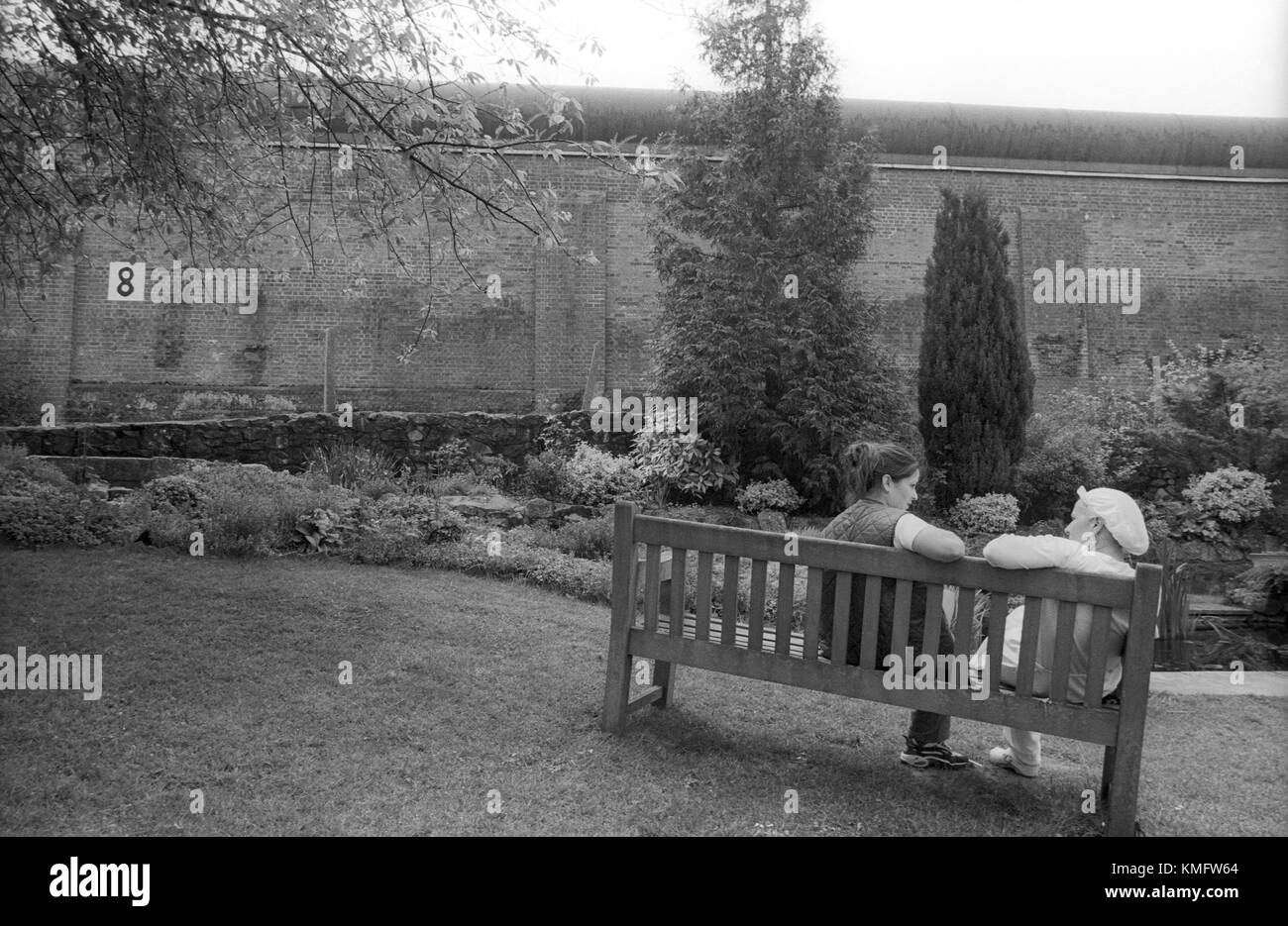 Due detenuti femmina rilassante nei giardini di hmp winchester prigione, Winchester, hampshire, Regno Unito. Il 10 maggio 2001. Foto Stock