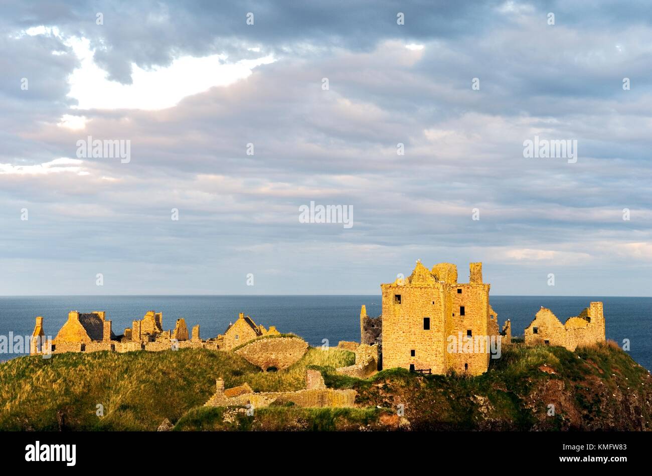 Castello di Dunnottar, antico promontorio fort sito sulla costa del Mare del Nord a Sud di Stonehaven. Grampian Regione, Scozia Foto Stock