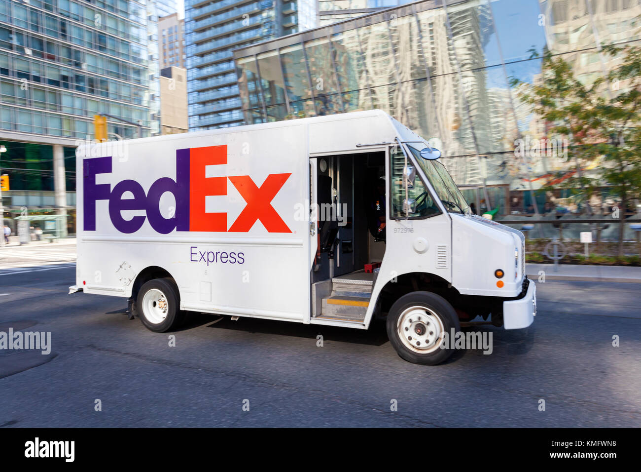 Toronto, Canada - 19 OTT 2017: Fedex Express consegna carrello nella città di Toronto. provincia di Ontario, Canada Foto Stock