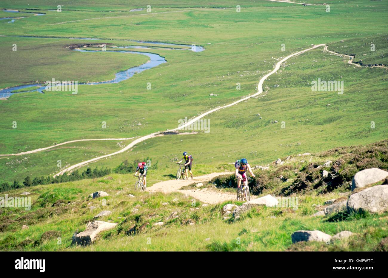 Mountain bike in Glen Muick sul royal Balmoral station wagon in Cairngorm monti Grampian regione nelle Highlands scozzesi Foto Stock