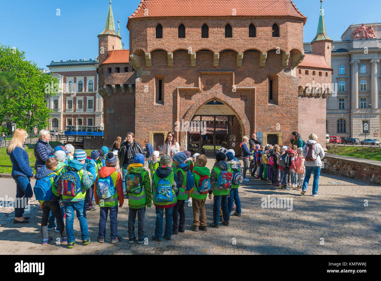 Scuola di viaggio bambini Europa, una parte della classe elementare scuola bambini visitare il ben conservato edificio Barbican (1498-99) in Cracovia in Polonia. Foto Stock