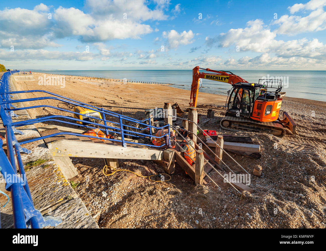 Operai riparazione di scale sulla spiaggia di Eastbourne Foto Stock