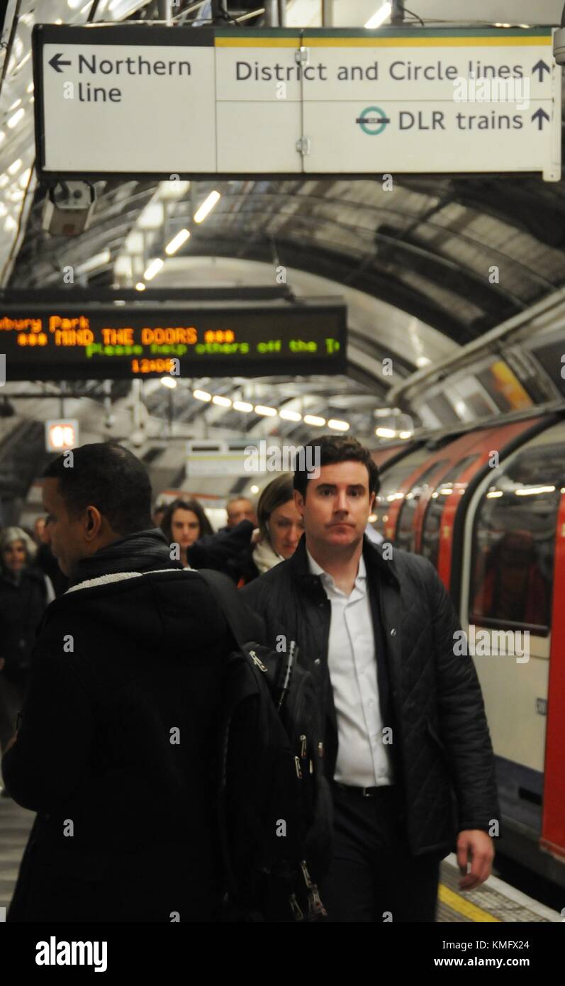 Pendolari sulla Central line della metropolitana di Londra. Foto Stock