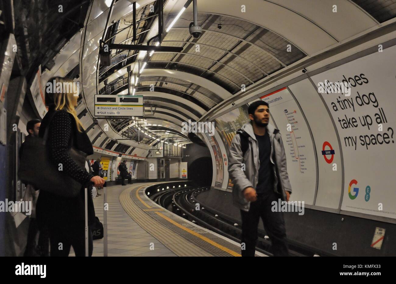 Pendolari sulla Central line della metropolitana di Londra. Foto Stock