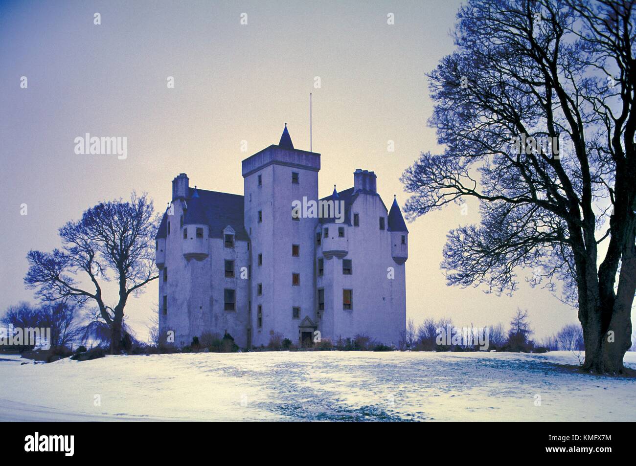 Baronale scozzese Leslie in stile castello, a nord-ovest di Aberdeen a Grampian Highlands, Scozia, risale al 14 secolo Foto Stock