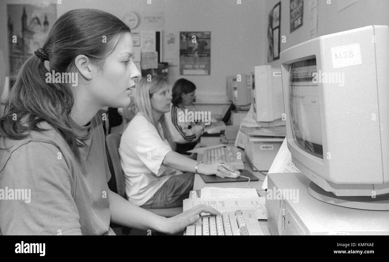 Detenuti femmina imparare abilità con il computer in camera di istruzione a hmp winchester prigione, Winchester, hampshire, Regno Unito. Il 10 maggio 2001. Foto Stock