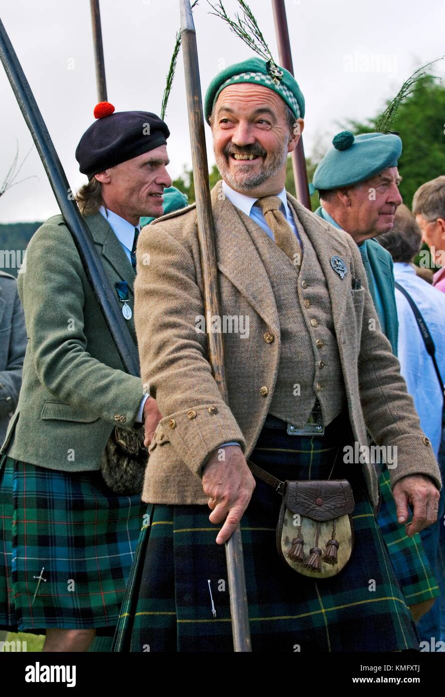 Gli uomini del Lonach Montanari marching all annuale Lonach Raccolta e Giochi delle Highland a Strathdon, Grampian Regione, Scozia Foto Stock