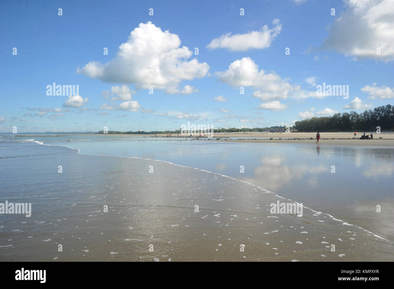 Visitatore del Bangladesh stanno godendo in mare spiaggia In Cox bazar, Bangladesh Foto Stock