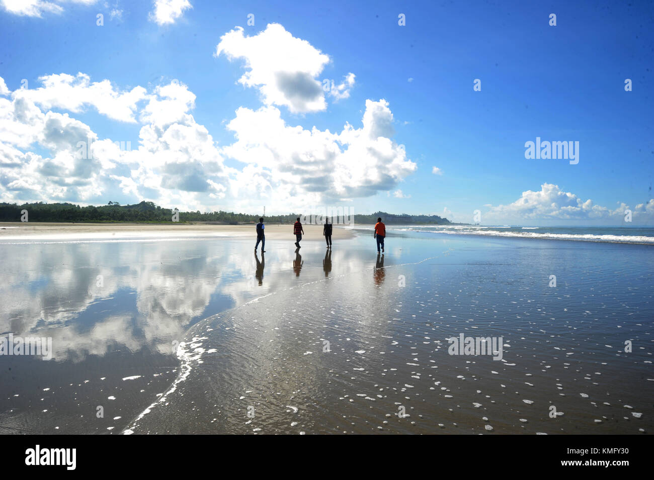 Visitatore del Bangladesh stanno godendo in mare spiaggia In Cox bazar, Bangladesh Foto Stock
