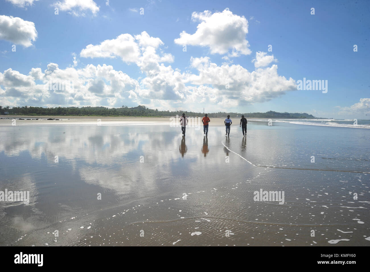 Visitatore del Bangladesh stanno godendo in mare spiaggia In Cox bazar, Bangladesh Foto Stock