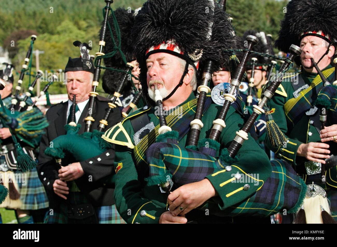 Musica Tradizionale Scozzese pipe band al Lonach Highland Games a Strathdon, vicino Balmoral, Grampian Regione, Scotland, Regno Unito Foto Stock