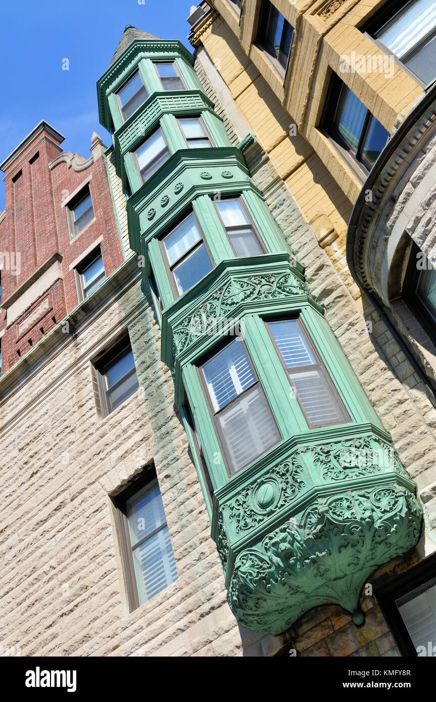 Il rame finestra di baia con elaborati ornamenti e patina verde. Elegante, invecchiato sfondo architettonico. Foto Stock