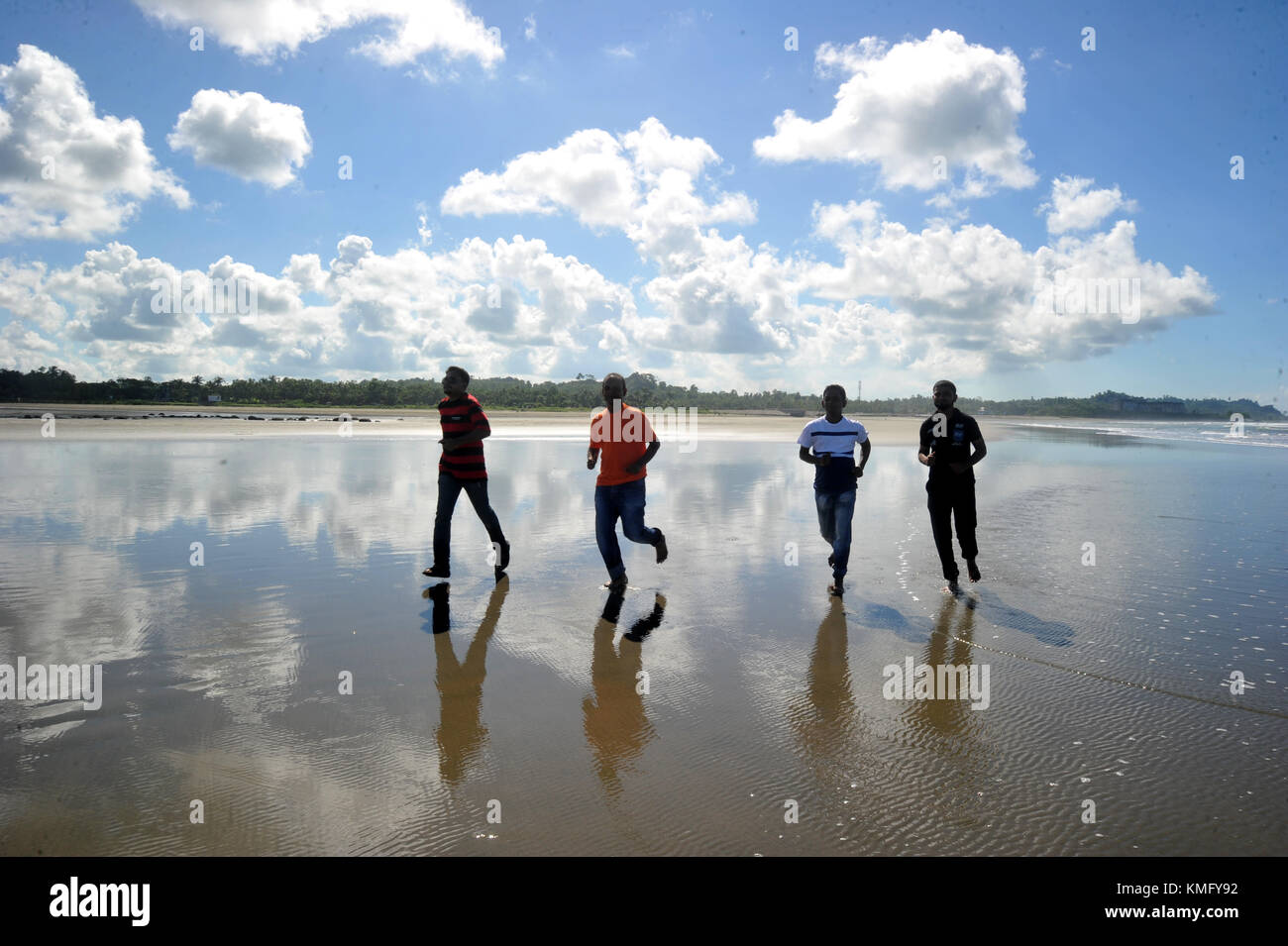 Visitatore del Bangladesh stanno godendo in mare spiaggia In Cox bazar, Bangladesh Foto Stock