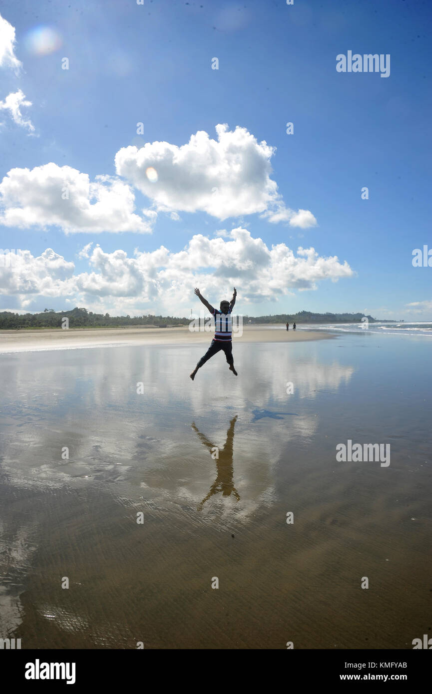 Visitatore del Bangladesh stanno godendo in mare spiaggia In Cox bazar, Bangladesh Foto Stock