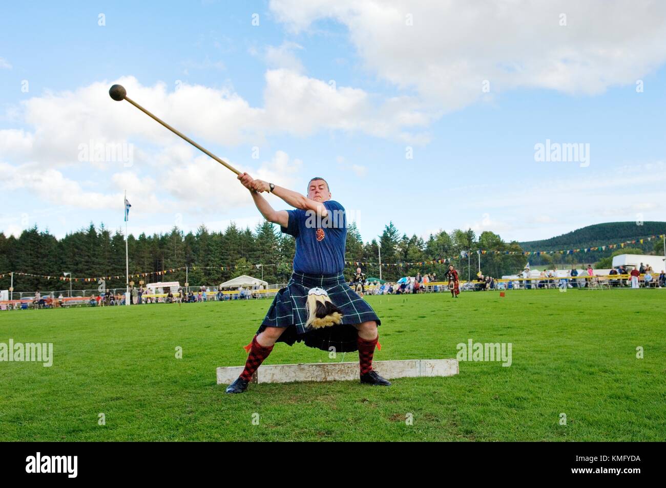 Lonach Highland Games a Strathdon, Grampian, Scotland, Regno Unito. Concorrente indossando il tradizionale kilt gettando il martello Foto Stock