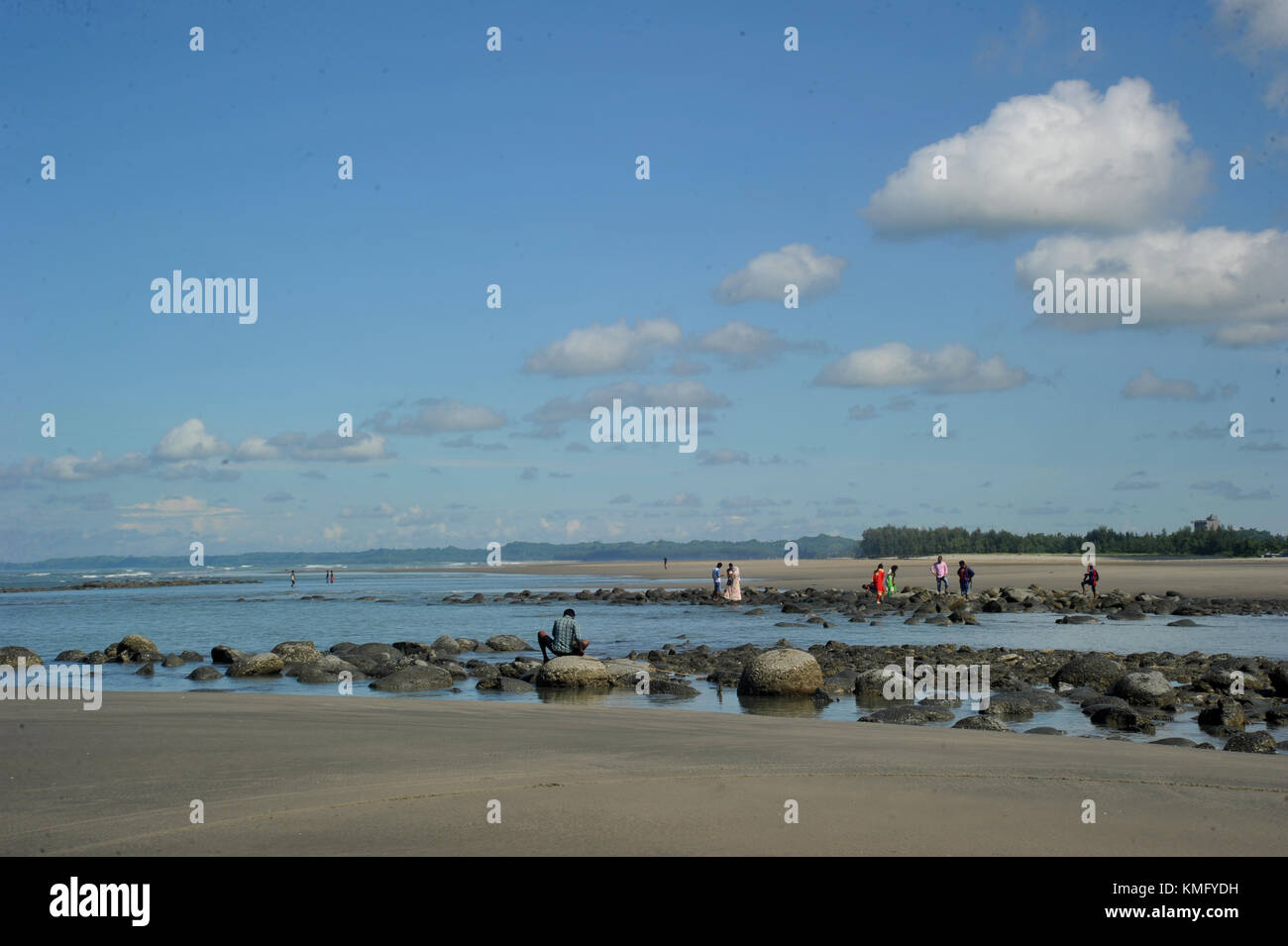 Visitatore del Bangladesh stanno godendo in mare spiaggia In Cox bazar, Bangladesh Foto Stock