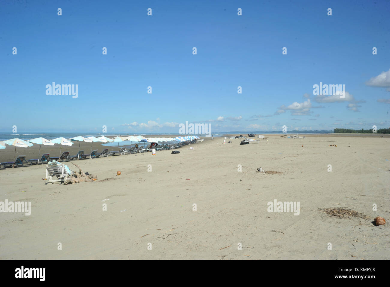 Visitatore del Bangladesh stanno godendo in mare spiaggia In Cox bazar, Bangladesh Foto Stock
