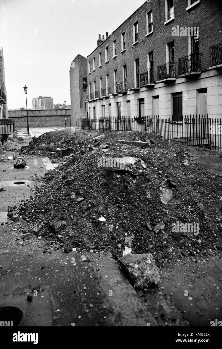 Slums 1960s UK Londra, edifici condannano e saranno demoliti 1967 Inghilterra. Nessuno vive più qui. HOMER SYKES Foto Stock