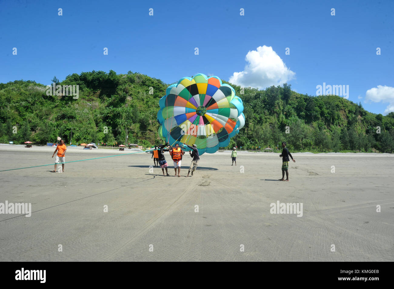 I visitatori del Bangladesh battenti parasailing in mare spiaggia In Cox bazar, Bangladesh Foto Stock
