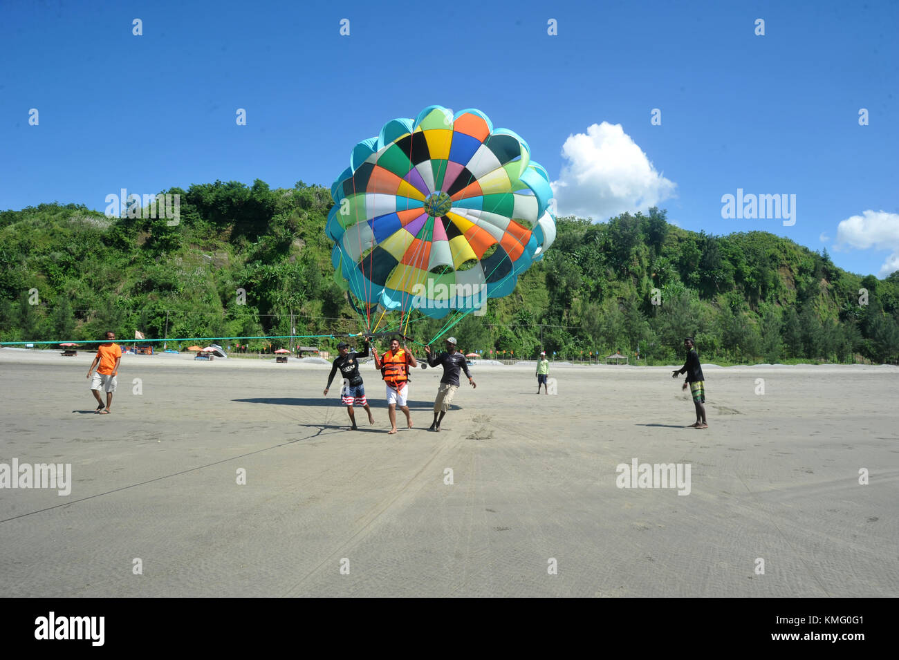 I visitatori del Bangladesh battenti parasailing in mare spiaggia In Cox bazar, Bangladesh Foto Stock