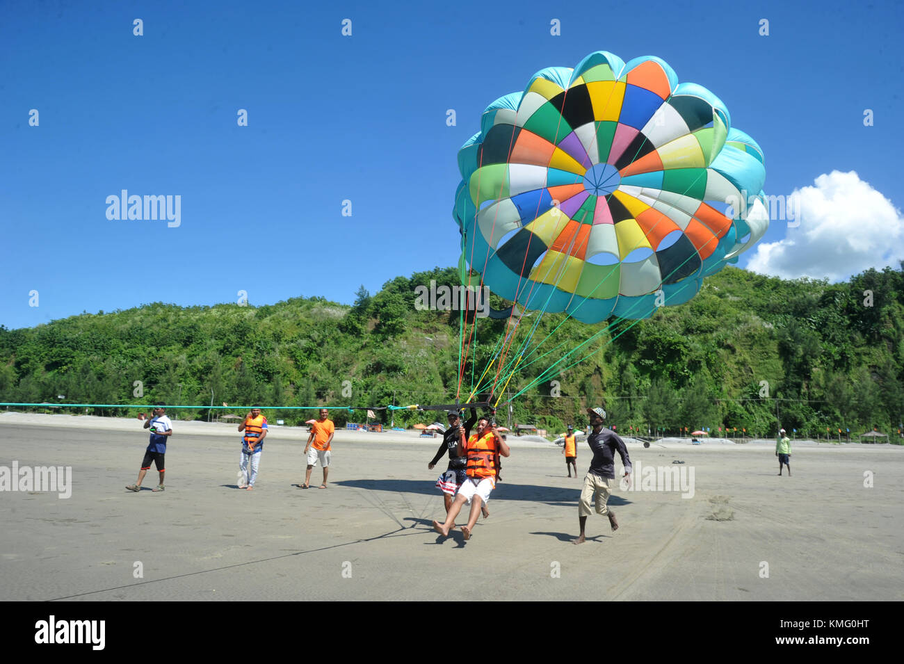 I visitatori del Bangladesh battenti parasailing in mare spiaggia In Cox bazar, Bangladesh Foto Stock
